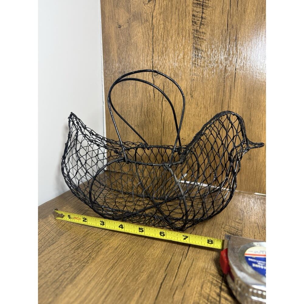 Vintage Primitive Farmhouse Rustic Metal Wire Chicken Shaped Egg Basket - Picture 2 of 3